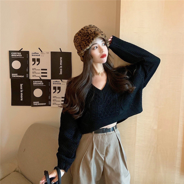 Σύντομο και ευρύ πουλόβερ με λαιμόκοψη σε τρία χρώματα