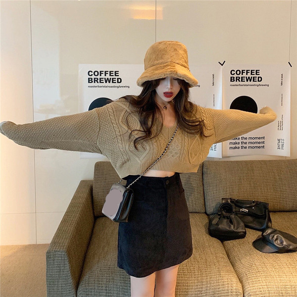 Σύντομο και ευρύ πουλόβερ με λαιμόκοψη σε τρία χρώματα