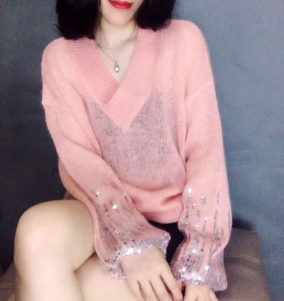 Modern női pulóver spitz nyakkivágással és flitterekkel az ujján több színben