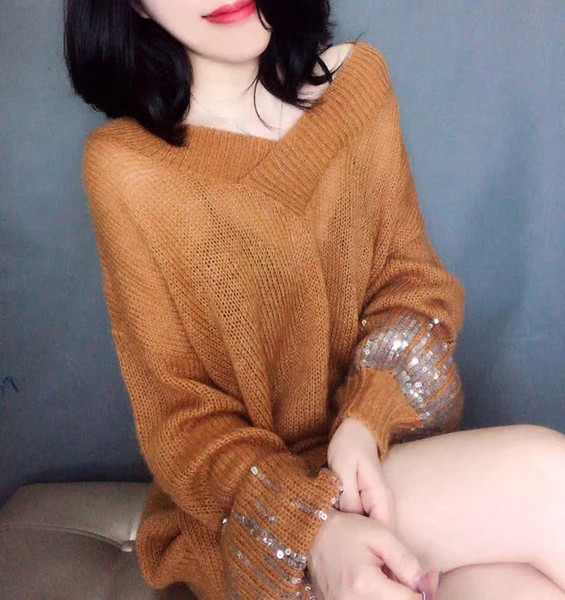 Modern női pulóver spitz nyakkivágással és flitterekkel az ujján több színben