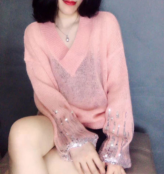 Modern női pulóver spitz nyakkivágással és flitterekkel az ujján több színben