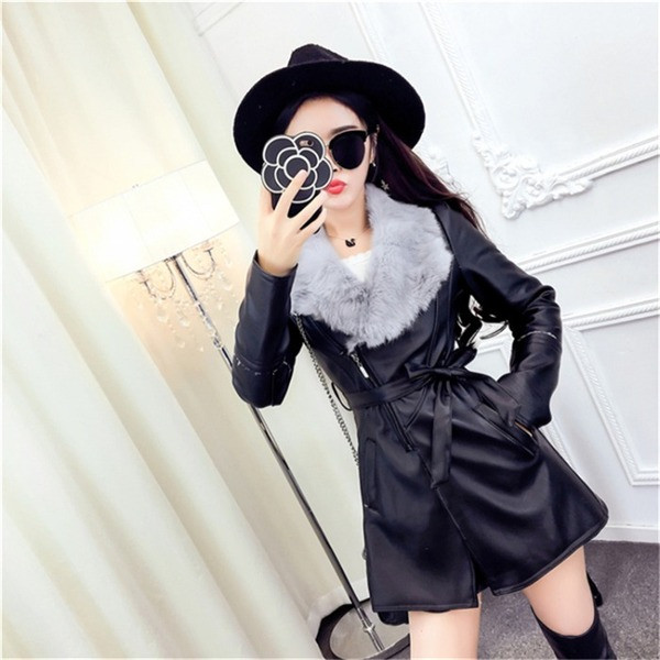 Дълго палто от еко кожа с пухена яка в бежов и син цвят