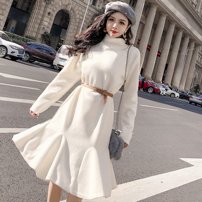 Modern női hosszú ruha pólógallérral, fehér színben