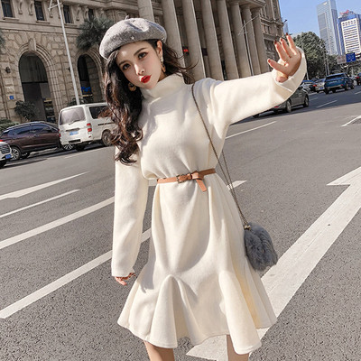 Modern női hosszú ruha pólógallérral, fehér színben