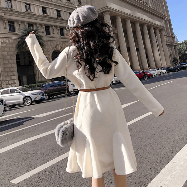 Modern női hosszú ruha pólógallérral, fehér színben