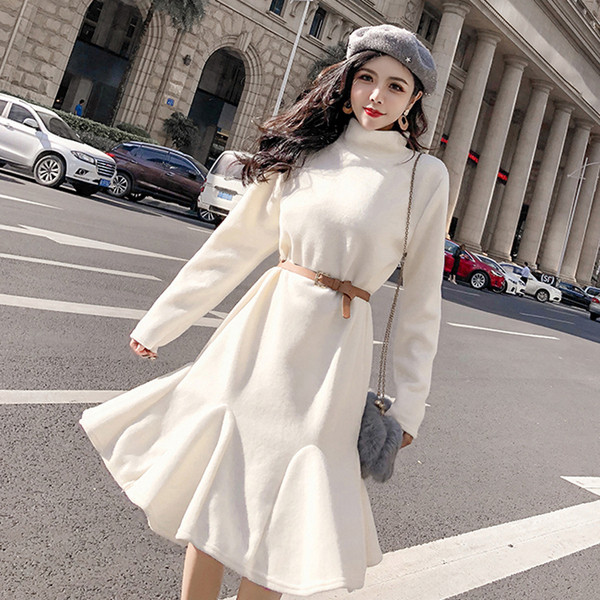 Modern női hosszú ruha pólógallérral, fehér színben