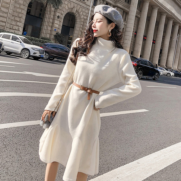 Modern női hosszú ruha pólógallérral, fehér színben