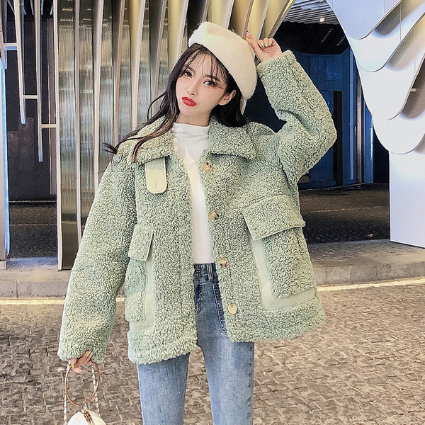 Széles fehér és zöld kabát