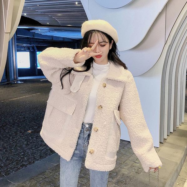 Széles fehér és zöld kabát