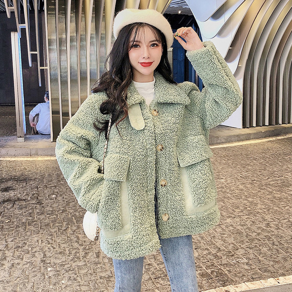 Széles fehér és zöld kabát