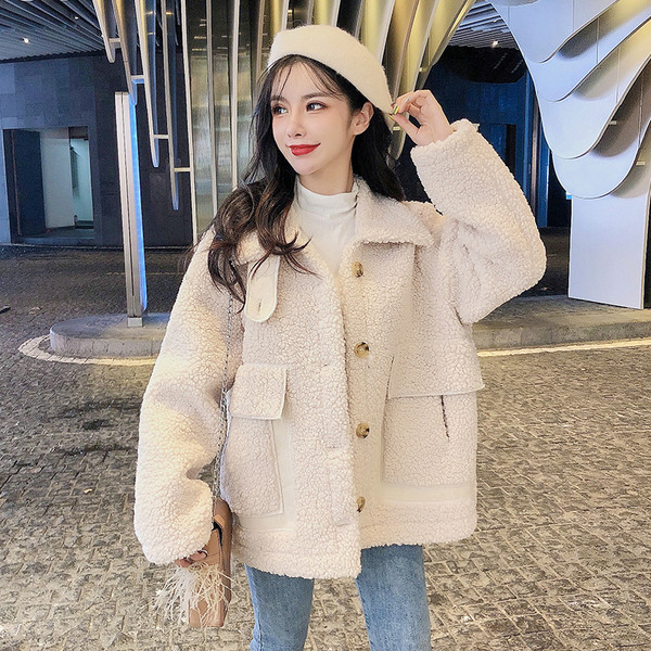 Széles fehér és zöld kabát