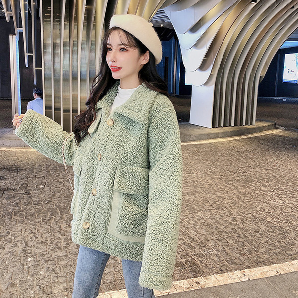 Széles fehér és zöld kabát