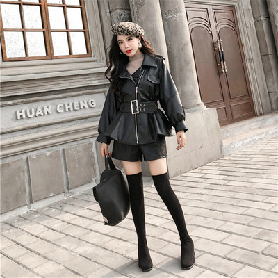 Modern kivágott eco-bőr kabát övvel, két színben