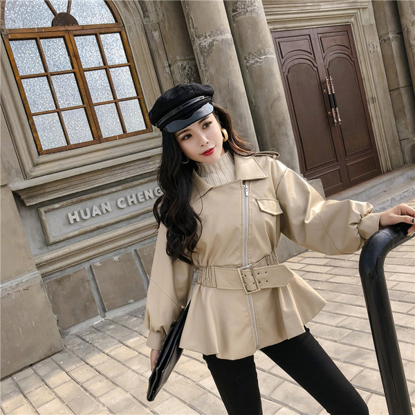 Modern kivágott eco-bőr kabát övvel, két színben