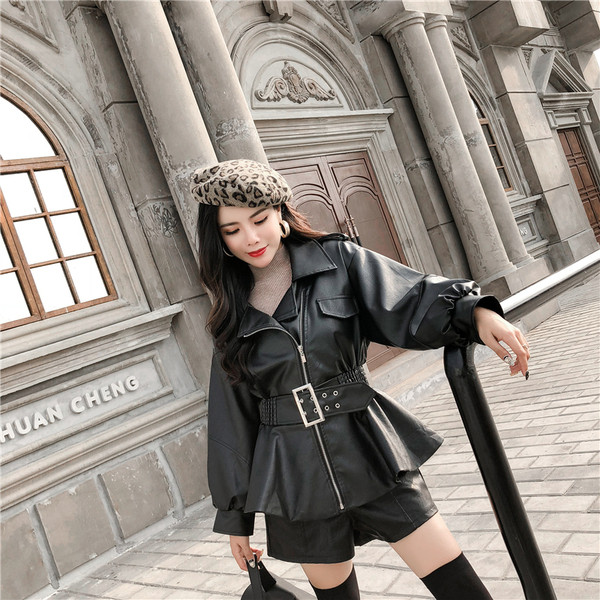 Modern kivágott eco-bőr kabát övvel, két színben