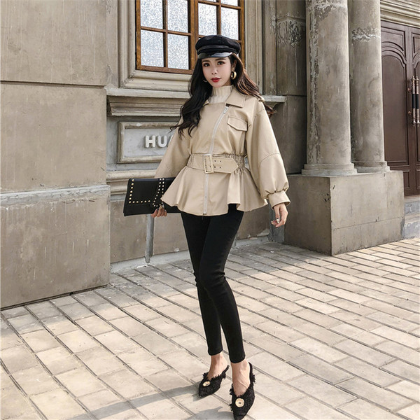 Modern kivágott eco-bőr kabát övvel, két színben