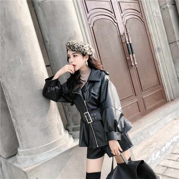 Modern kivágott eco-bőr kabát övvel, két színben