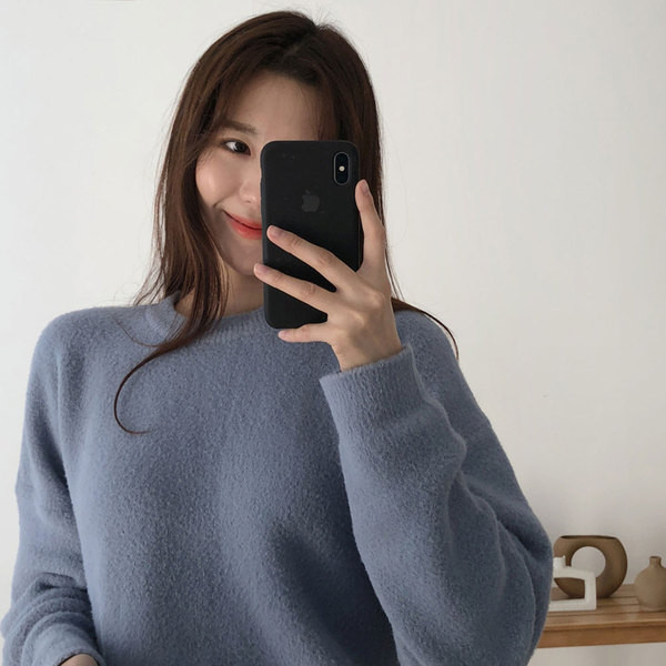 Μοντέρνο γυναικείο πουλόβερ με στρογγυλη λαιμόκοψη σε μπεζ, ροζ και μοβ χρώμα