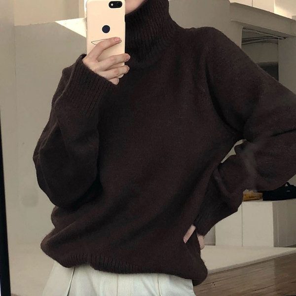 Χειμερινό πουλόβερ γυναικείο με κολάρο  - μακρύ σχέδιο σε μαύρο και καφέ χρώμα