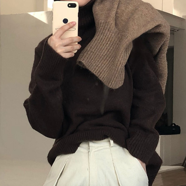 Χειμερινό πουλόβερ γυναικείο με κολάρο  - μακρύ σχέδιο σε μαύρο και καφέ χρώμα