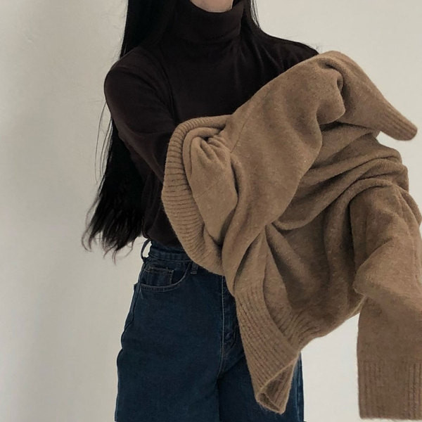 Χειμερινό πουλόβερ γυναικείο με κολάρο  - μακρύ σχέδιο σε μαύρο και καφέ χρώμα