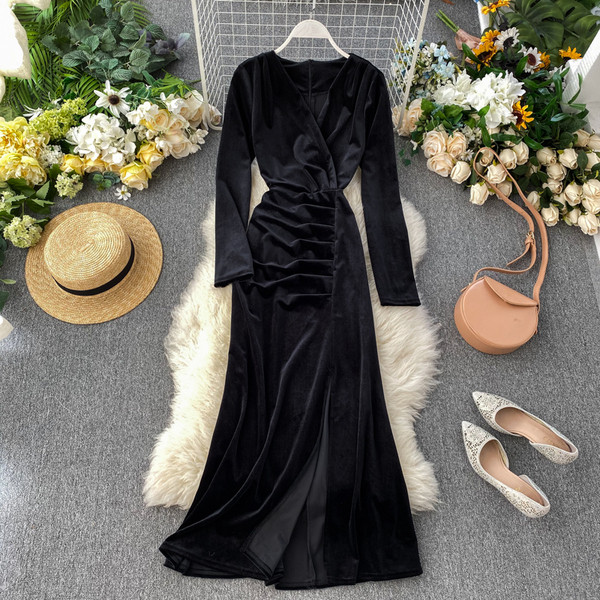 Női hosszú bársonyruha spitz nyakkivágással, több színben