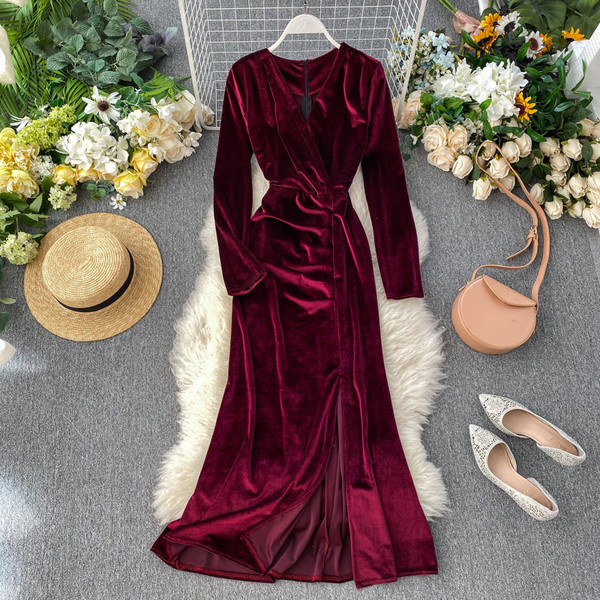 Női hosszú bársonyruha spitz nyakkivágással, több színben