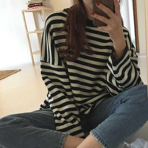 Ριγέ γυναικείο πουλόβερ με κυκλική λαιμόκοψη