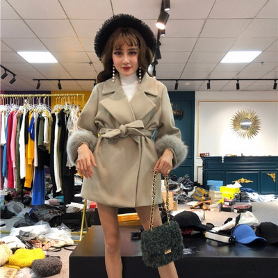 Модерно палто с колан и пух в два цвята