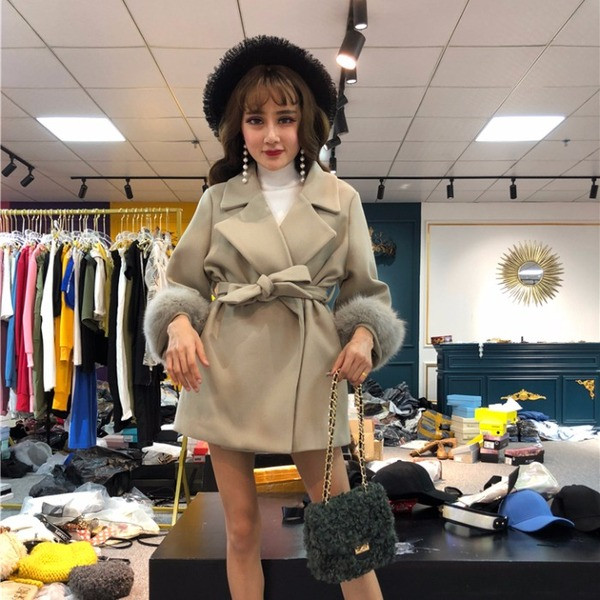 Модерно палто с колан и пух в два цвята