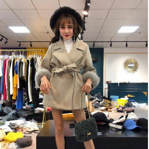 Модерно палто с колан и пух в два цвята