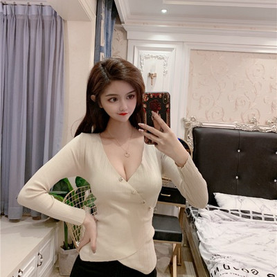 Γυναικεία σλιμ μπλούζα με κουμπιά και βαθύ λαιμόκοψη σε τρία χρώματα