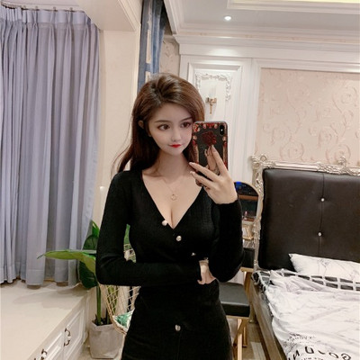 Γυναικεία σλιμ μπλούζα με κουμπιά και βαθύ λαιμόκοψη σε τρία χρώματα