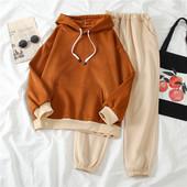 Női csapat kapucnis pulóverrel és sportnadrággal