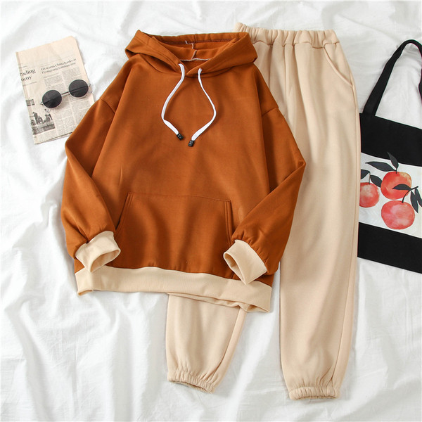 Női csapat kapucnis pulóverrel és sportnadrággal