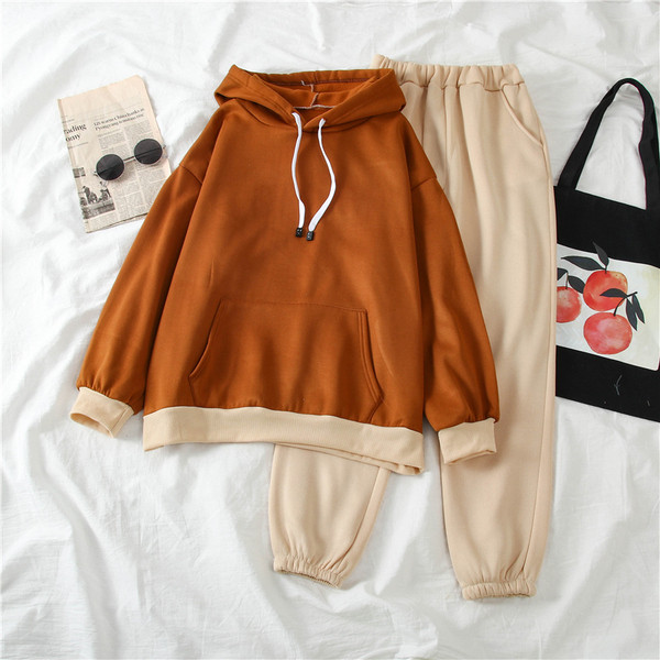 Női csapat kapucnis pulóverrel és sportnadrággal