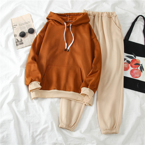 Női csapat kapucnis pulóverrel és sportnadrággal