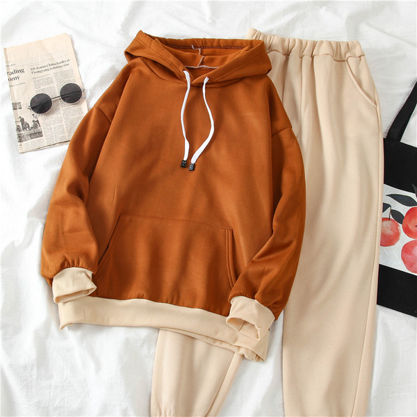 Női csapat kapucnis pulóverrel és sportnadrággal