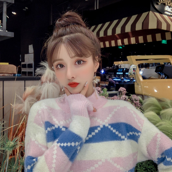 Új modell női pulóver mintával, O-nyakkal rózsaszín, kék és sárga színekben