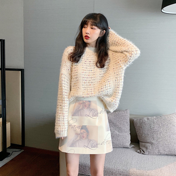 Rövid, modern fehér szoknya rátéttel