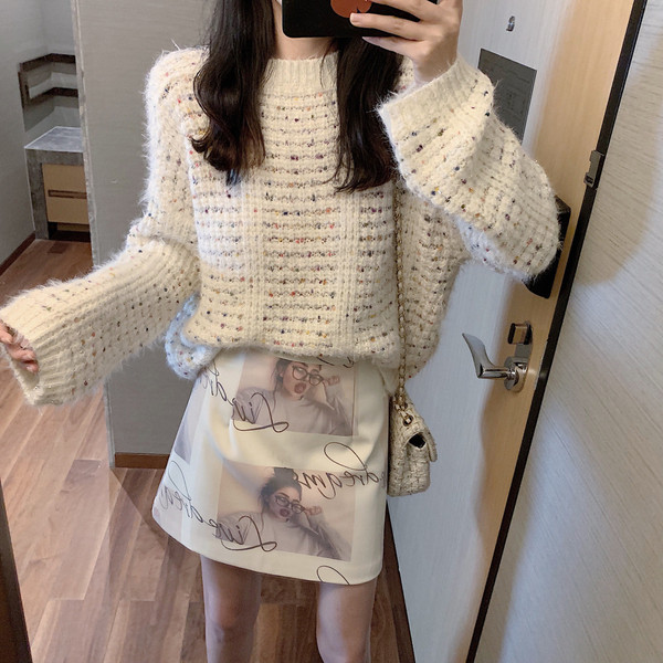 Rövid, modern fehér szoknya rátéttel