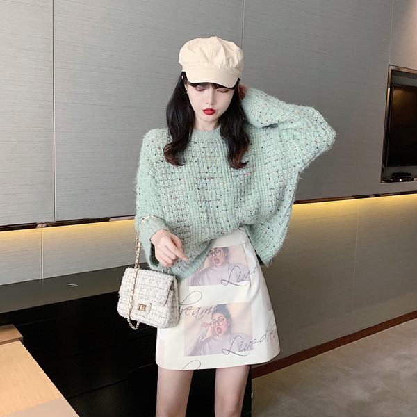 Rövid, modern fehér szoknya rátéttel