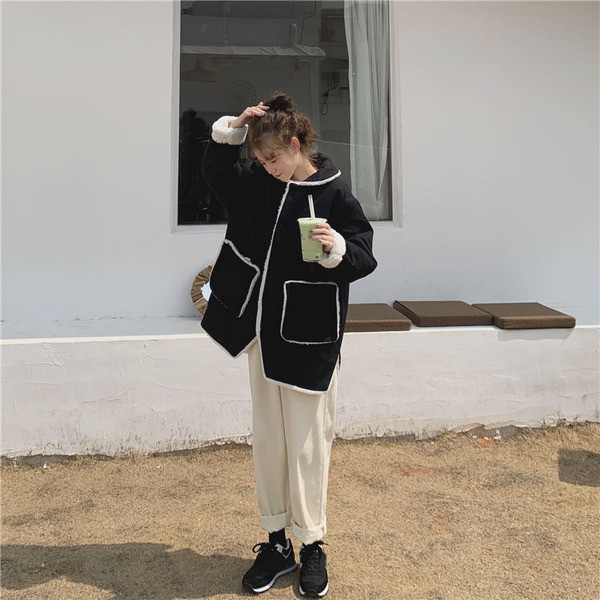 Μακρύ γυναικείο παλτό με τσέπες σε μα'υρο χρώμα