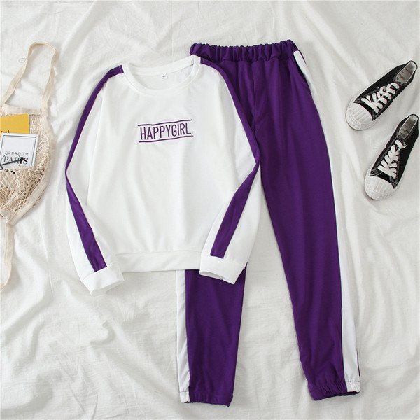 Echipa sportivă feminină în două părți cu o inscripție în roz și violet