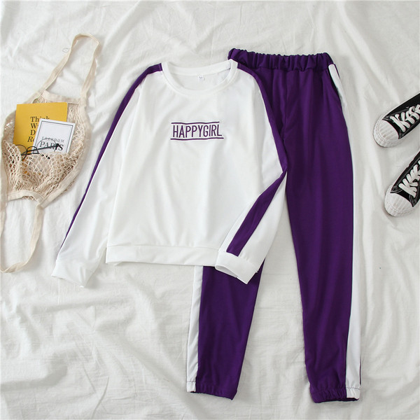 Echipa sportivă feminină în două părți cu o inscripție în roz și violet