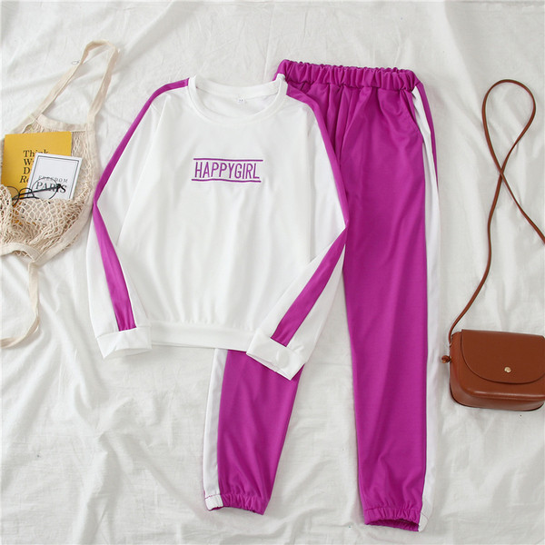 Echipa sportivă feminină în două părți cu o inscripție în roz și violet