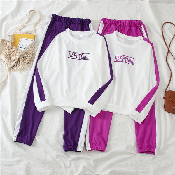 Echipa sportivă feminină în două părți cu o inscripție în roz și violet