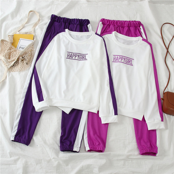 Echipa sportivă feminină în două părți cu o inscripție în roz și violet