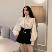 Cămașă elegantă de damă în alb cu motive decupate