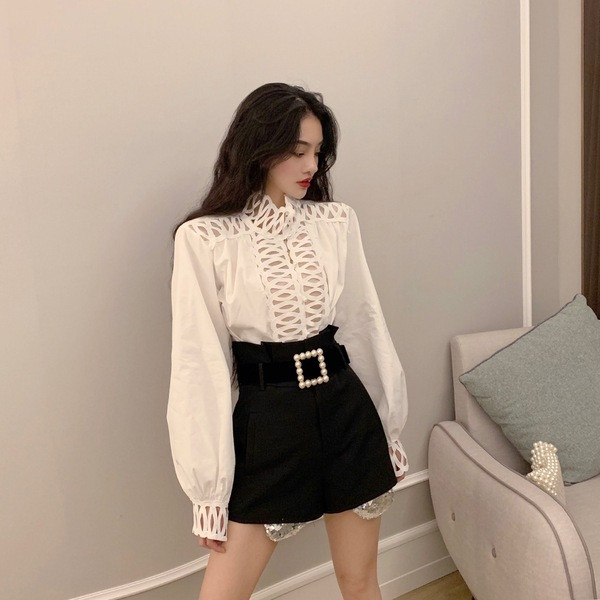 Cămașă elegantă de damă în alb cu motive decupate